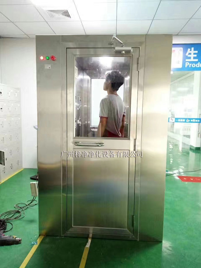 風淋室作為凈化人員或物品的必備設備