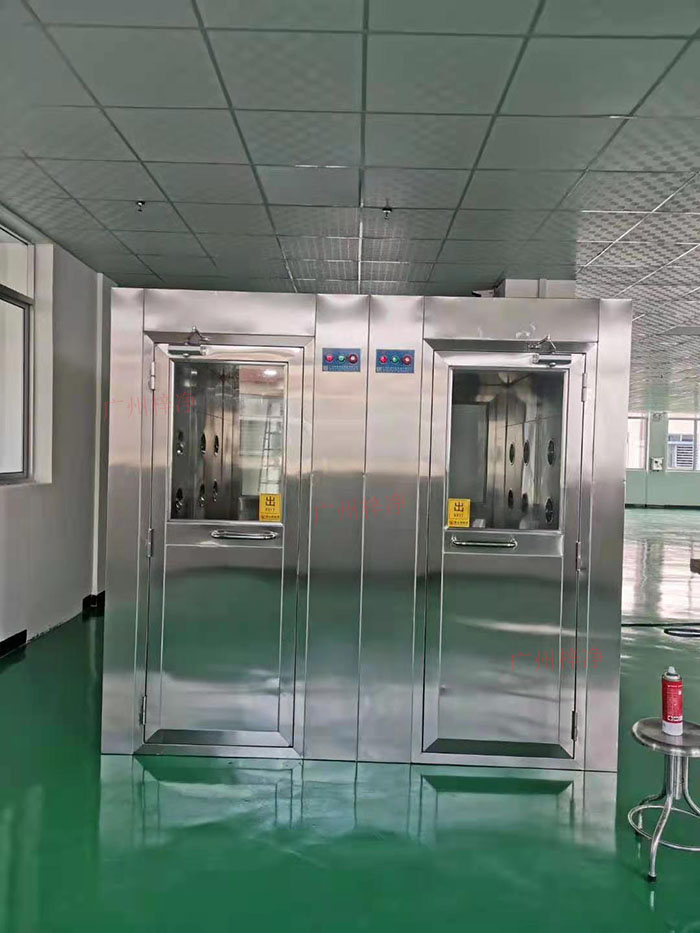 風淋室主要功能是確保工作人員在進入潔凈區前，通過吹淋去除身上的塵埃和微粒。