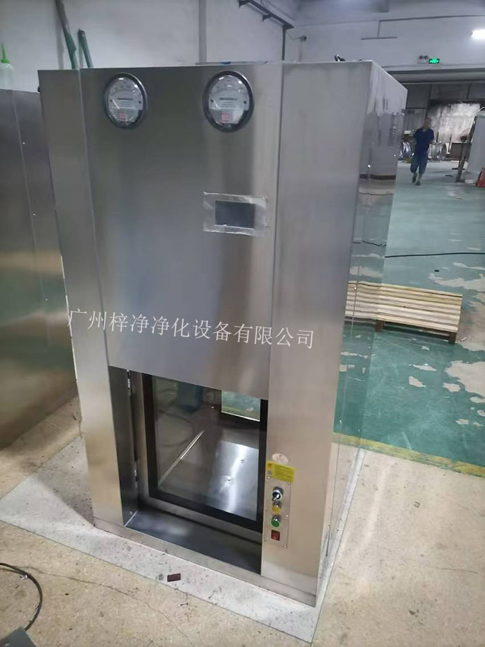傳遞窗是一種用于潔凈室內部或潔凈室與外界之間傳遞物品的設備，可以防止外部污染進入潔凈室。