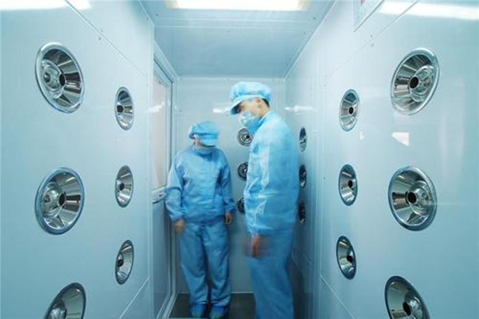 進入風淋室前，應佩戴專用鞋套和帽子，鞋套應與地面接觸面完全覆蓋，帽子則應能覆蓋頭發，防止頭發飛揚。