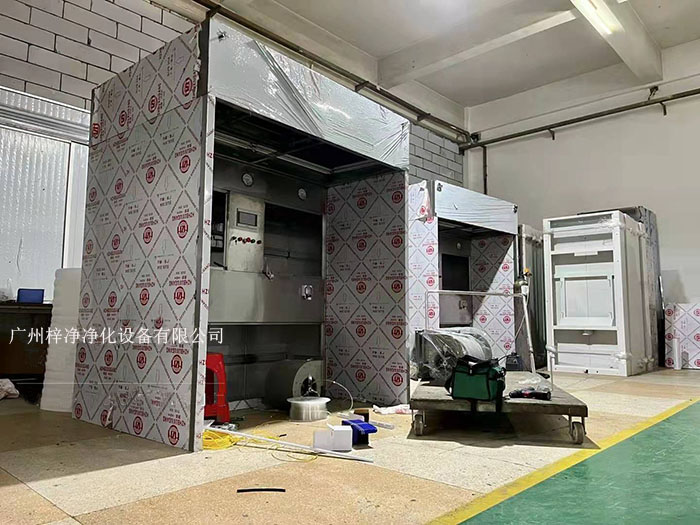 負壓稱稱量罩通過創(chuàng)造一個低氣壓的環(huán)境，防止生產(chǎn)過程中的粉塵、揮發(fā)物等有害物質(zhì)逸散到外界環(huán)境中，同時確保稱量結(jié)果的準確性。