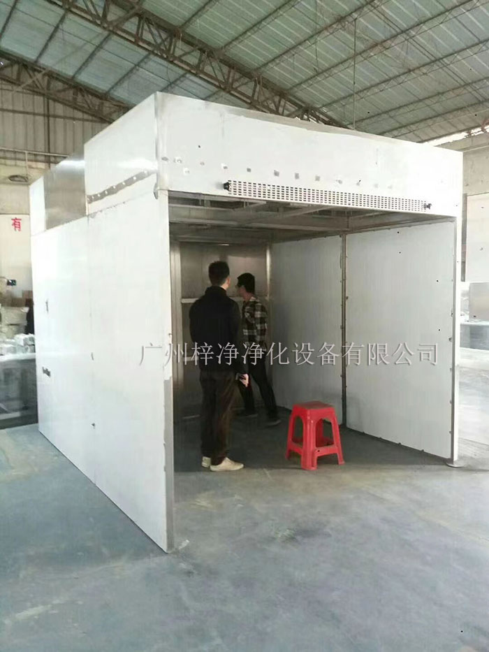 負壓稱稱量罩通過創(chuàng)造一個低氣壓的環(huán)境，防止生產(chǎn)過程中的粉塵、揮發(fā)物等有害物質(zhì)逸散到外界環(huán)境中，同時確保稱量結(jié)果的準確性。