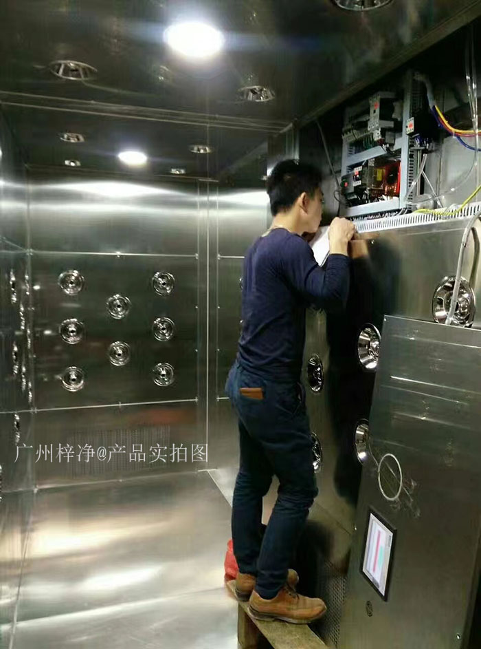 檢查風淋室控制器是否損壞，按鈕是否失靈。