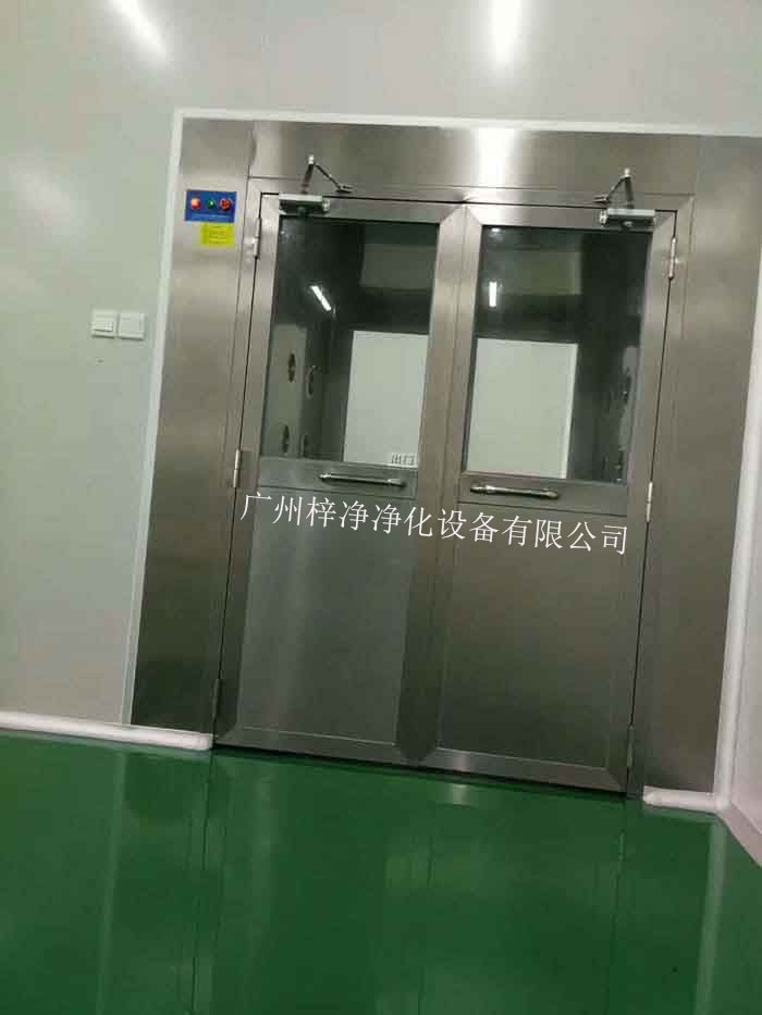 風(fēng)淋室的主要功能是利用高速氣流對(duì)人體或物品進(jìn)行吹淋,迅速去除其表面的塵埃和微粒,從而達(dá)到潔凈的目的。 風(fēng)淋室的主要功能是利用高速氣流對(duì)人體或物品進(jìn)行吹淋,迅速去除其表面的塵埃和微粒,從而達(dá)到潔凈的目的。