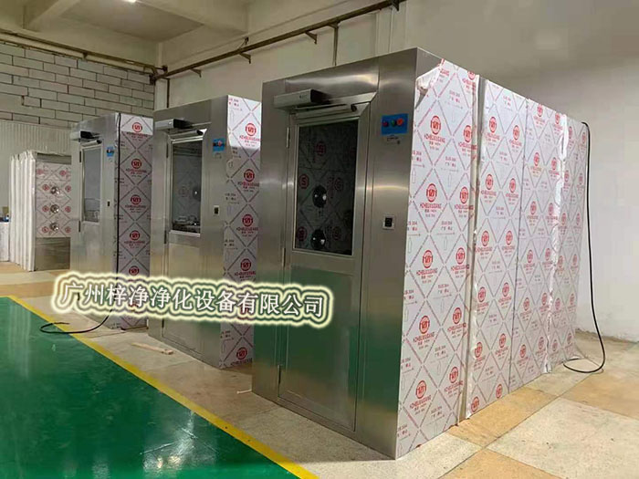 全不銹鋼風(fēng)淋室通道外觀簡潔、大方，使用壽命長