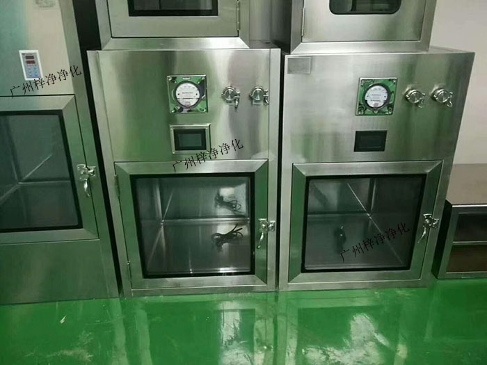 層流傳遞窗以減少潔凈室的開門次數，使潔凈室的污染降低到最低程度