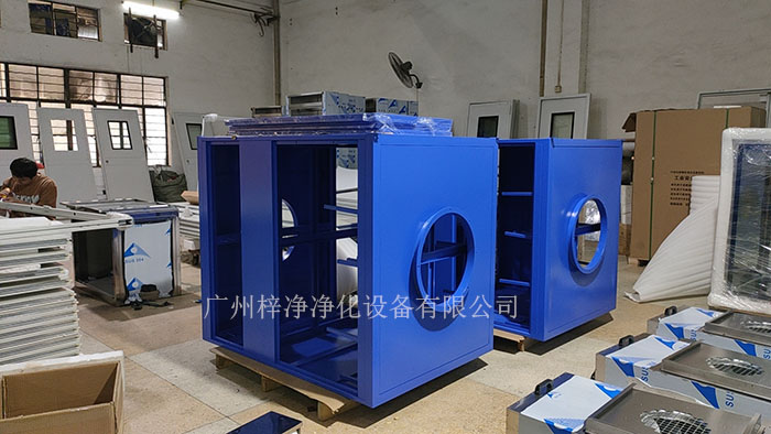 空氣過(guò)濾箱內(nèi)部結(jié)構(gòu)裝的初效空氣過(guò)濾器,高效空氣過(guò)濾器,風(fēng)機(jī)。 空氣過(guò)濾箱內(nèi)部結(jié)構(gòu)裝的初效空氣過(guò)濾器,高效空氣過(guò)濾器,風(fēng)機(jī)。